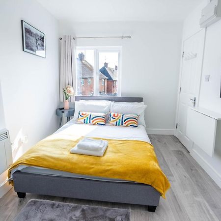 No 01 Small Studio Flat In Aylesbury Town Station Eksteriør billede