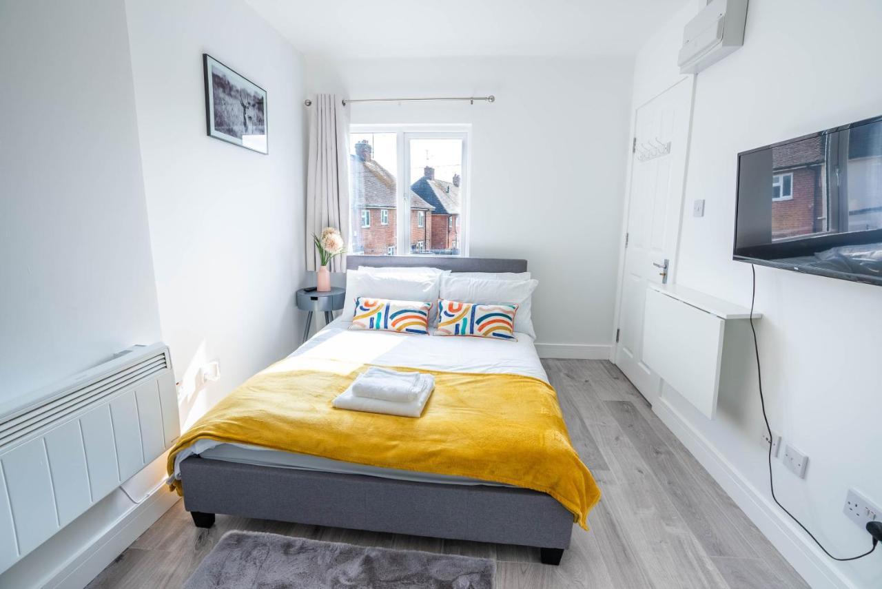 No 01 Small Studio Flat In Aylesbury Town Station Eksteriør billede