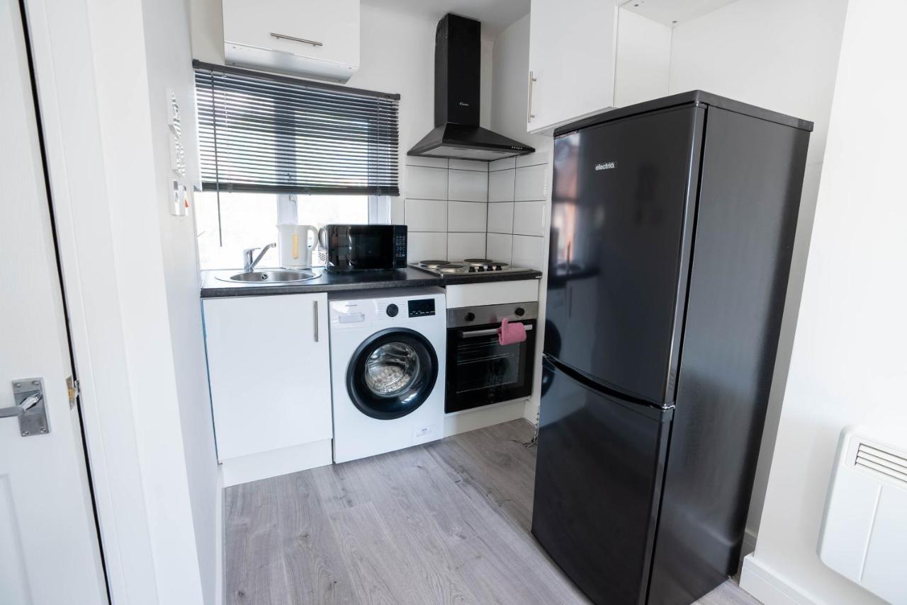 No 01 Small Studio Flat In Aylesbury Town Station Eksteriør billede
